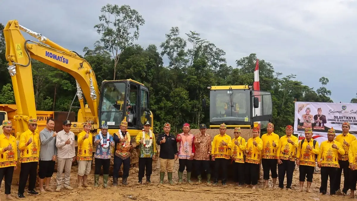 Pemkab Seruyan menyerahkan sejumlah sarana operasional untuk mendukung percepatan pembangunan infrastruktur di pedalaman. (RIFANI/RADAR SAMPIT)&nbsp;
