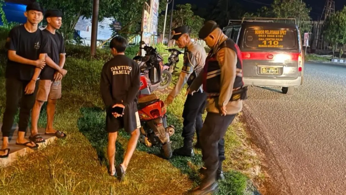 Personel Piket Pamapta Polres Gumas saat menegur para remaja yang asyik nongkrong malam hari, Selasa (9/6) malam. (PAMAPTA POLRES GUMAS/RADAR SAMPIT) &nbsp;