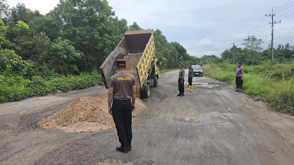  Polsek Kumai turunkan anggotanya untuk menimbun jalan rusak yang tak jauh dari markas mereka, Kamis (11/6/2026) (Syamsudin/Radar Sampit)