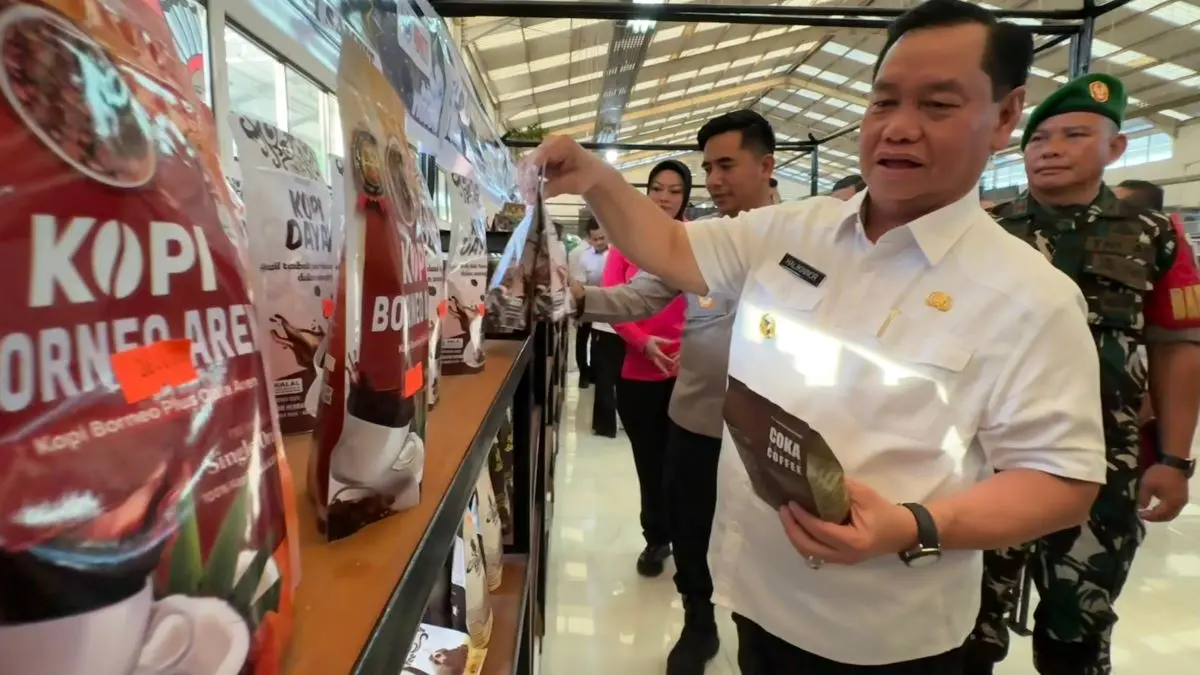 PRODUK UMKM: Bupati Kotim Halikinnor meninjau sejumlah produk unggulan UMKM lokal saat pembukaan Bazar Swalayan UMKM Kotim 2026 di Sampit, Rabu (10/6/2026). FOTO: YUNI/RADAR SAMPIT