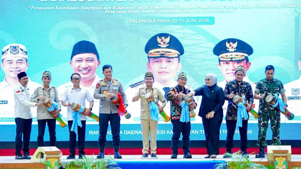 RAKERDA: Gubernur Kalteng Agustiar Sabran (lima dari kiri) beserta jajaran saat membuka Rakerda DPD APDESI Kalteng 2026. FOTO: MMC KALTENG/RADAR SAMPIT