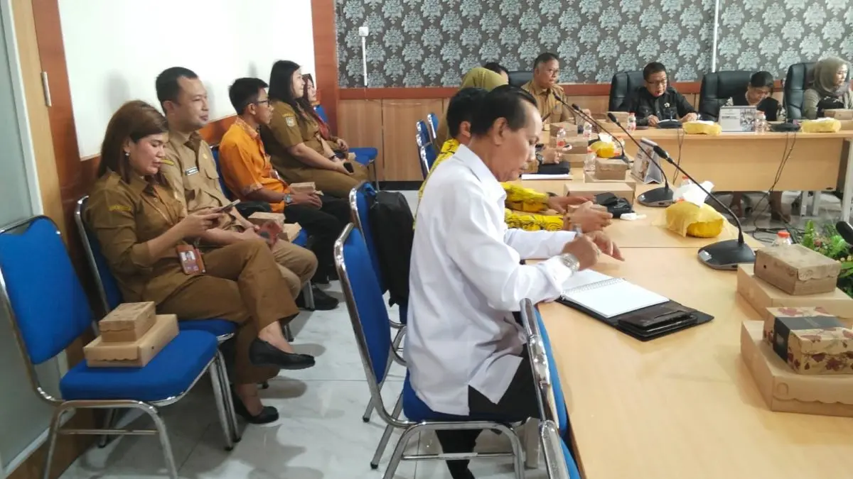 RAPAT: Unsur pimpinan DPRD dan komisi rapat bersama tim pemerintah daerah beberapa waktu lalu. FOTO: IST/RADAR SAMPIT