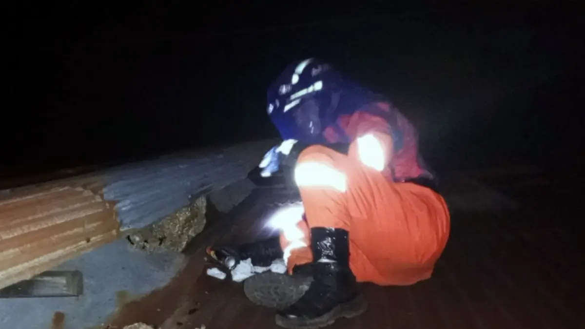 Salah seorang petugas Disdamkarmat Kotim saat akan mengevakuasi sarang tawon di atas rumah warga di Jalan Martapura 2, Kelurahaan Baamang Tengah, Kecamatan Baamang, Rabu malam (10/6/2026). (Disdamkarmat Kotim)