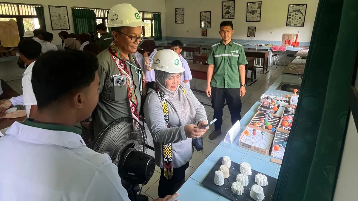 Sekretaris Eksekutif Sekretariat Kewenangan Ilmiah Keanekaragaman Hayati BRIN, Ruliyana Susanti saat mengunjungi sekolah binaan PT Astra Agro Lestari, SMP Indah Makmur