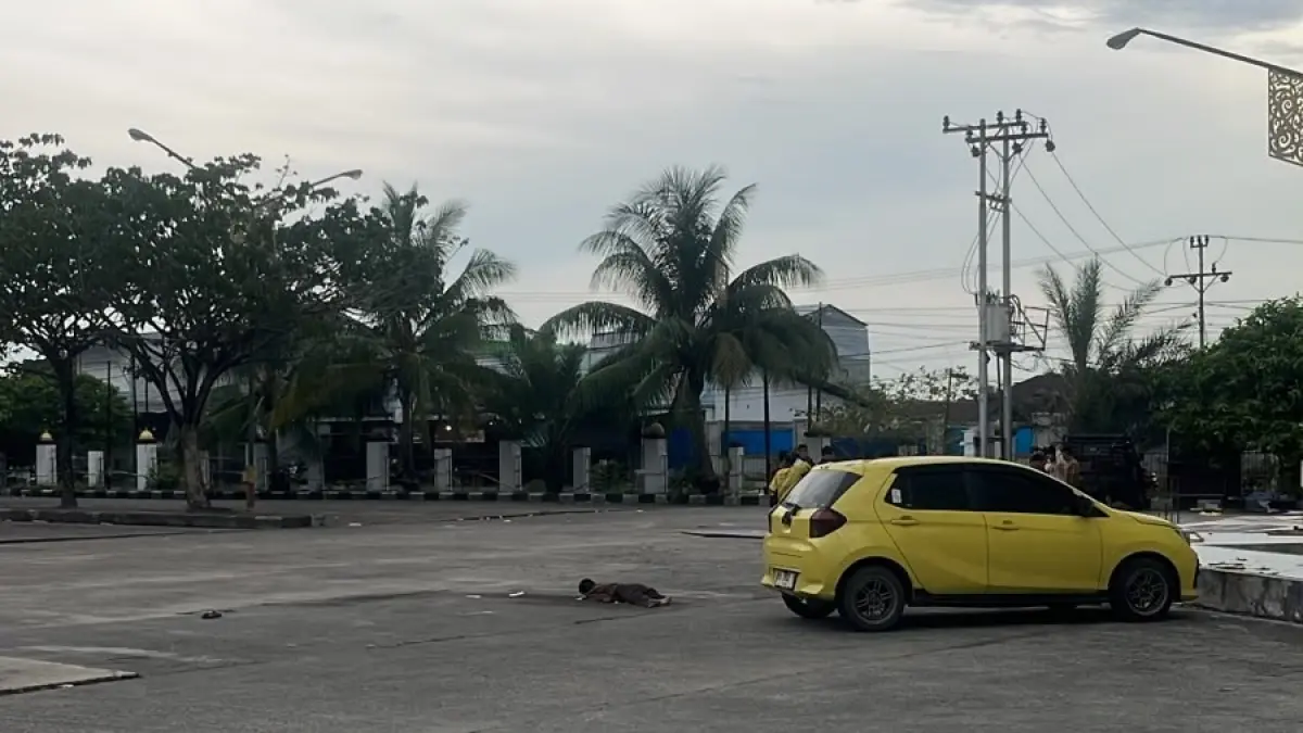 Seorang pemuda ditemukan dalam kondisi tidak bergerak di area sekitar masjid dan diduga terjatuh dari menara yang memiliki ketinggian lebih dari 10 meter. (warga/radarsampit)