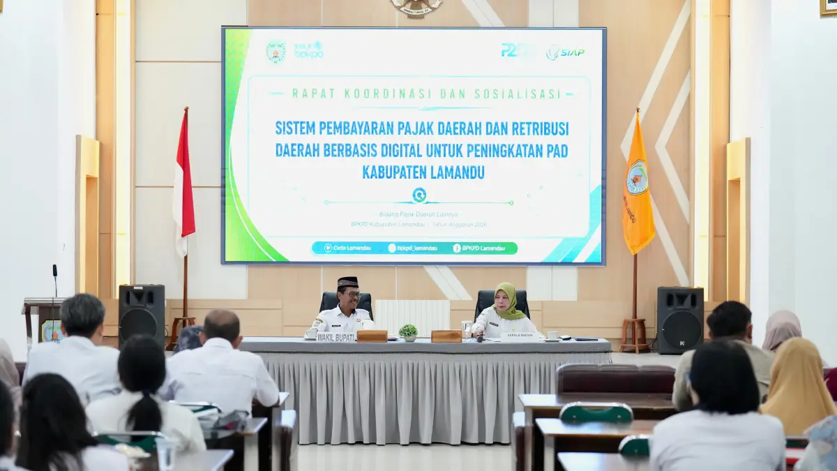 Wakil Bupati Lamandau Abdul Hamid bersama kepala Badan Pengelolaan Keuangan dan Pendapatan Daerah (BPKPD) Norita Indayanie saat memimpin sosialisasi sistem pembayaran pajak dan retribusi berbasis digital. (RIA/RADAR SAMPIT)&nbsp;