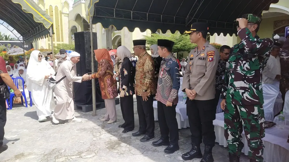 Bupati Kotawaringin Barat dan Forkopimda menyambut jemaah haji Kobar yang dipusatkan di Masjid Agung Jalan Sutan Syahrir. (SYAMSUDIN/RADAR SAMPIT)&nbsp;