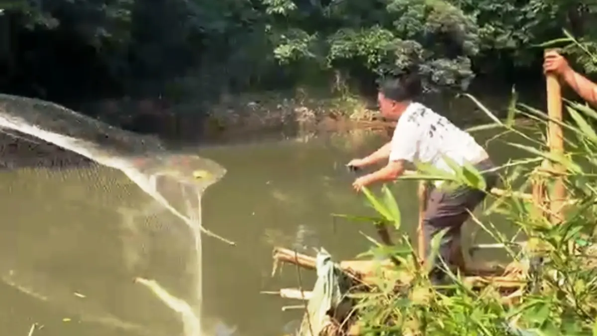 : Bupati Lamandau Rizky Aditya Putra saaat unjuk kebolehan melempar jala di sungai Ciliwung, di sela kunjungan kerjanya, baru-baru tadi.(istimewa)