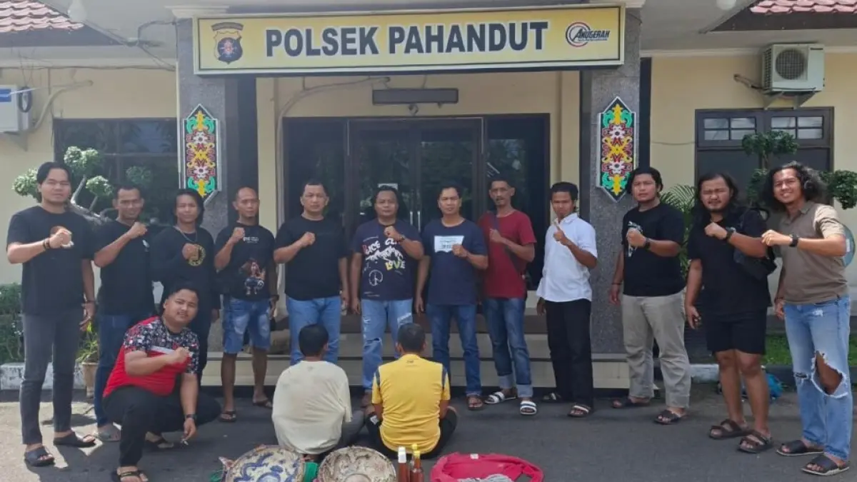 Dua terduga pelaku beserta barang bukti penipuan berkedok piring antik berhasil dimankan Tim Resmob Satreskrim Polres Kapuas, yang dibantu Resmob Polsek Pahandut Kota Palangka Raya, Kamis (11/6/2026). (Antara)