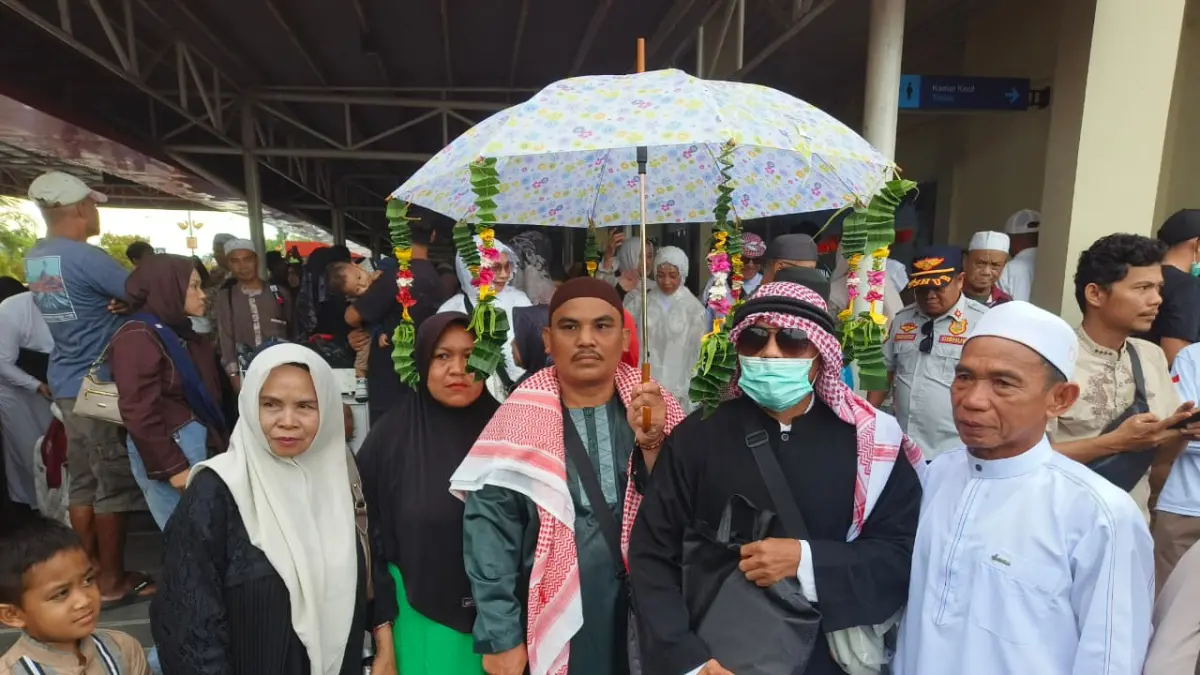 Jemaah haji asal Kotim saat tiba di Bandara H Asan Sampit, Jumat (12/6).  (Akbar/Radar Sampit)