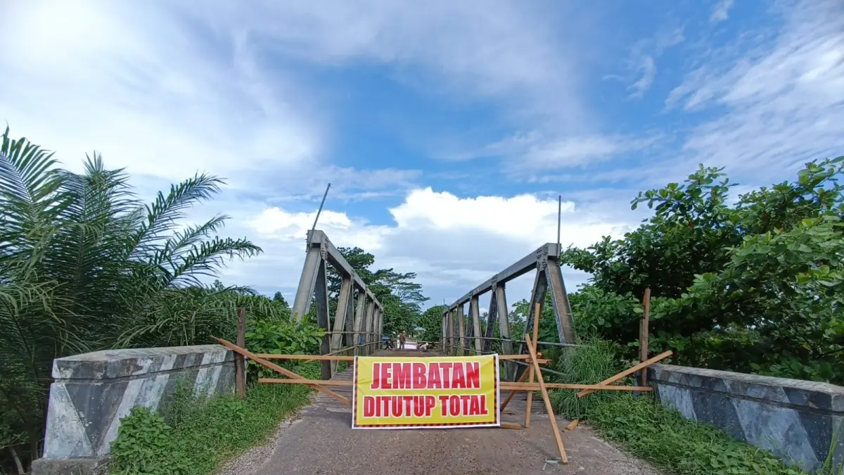 Jembatan Jalan Kapten Mulyono Sampit saat ini mengalami perbaikan dan ditutup total sementara, pengerjaan ditargetkan selesai paling lama 90 hari. (Usay Nor Rahmad/Radar Sampit)&nbsp;
