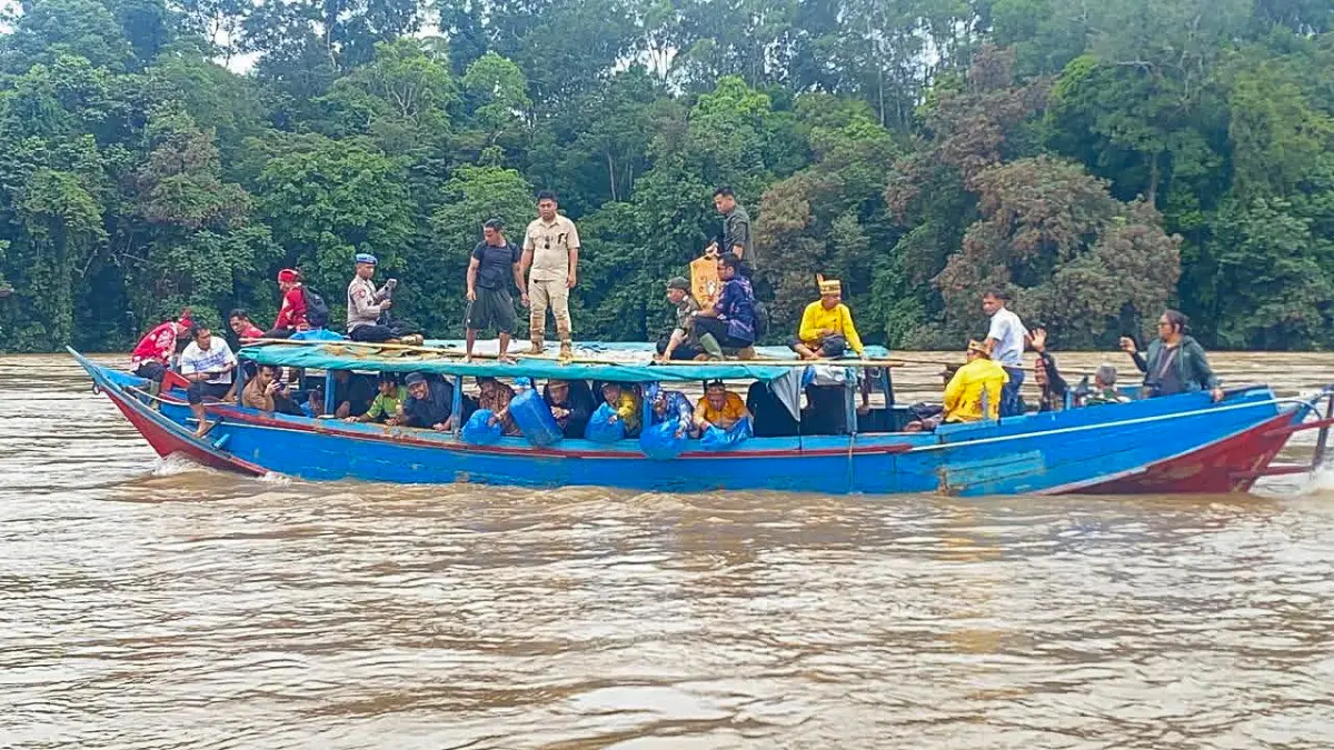Kegiatan pelepasan ribuan benih ikan air tawar di perairan Desa Panyumpa, Kecamatan Seruyan Tengah, Jumat (12/6). (rifani/radarsampit)