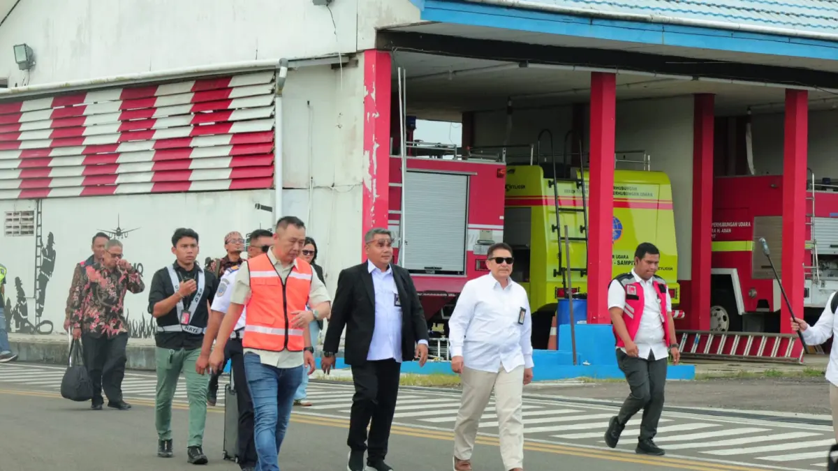 Kepala Kantor Otban Wilayah VII Balikpapan, Ferdinand Nurdin (jas hitam) saat menghadiri penerbangan perdana Super Air Jet di Bandara H Asan Sampit, Jumat (12/6).  (Istimewa)