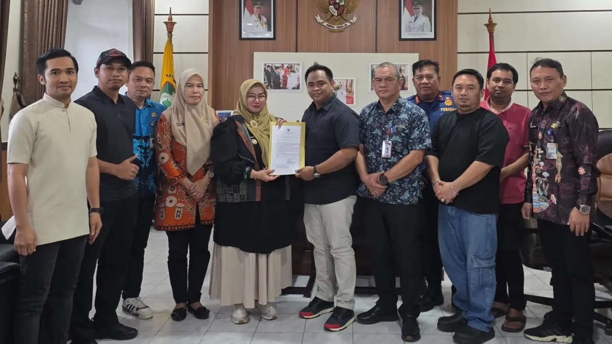 Ketua Asosiasi Peternak Ayam Petelur Kotim Arif Rahman Hakim menyampaikan aspirasi kepada Wakil Bupati Kotim Irawati. (RADO/RADAR SAMPIT)&nbsp;