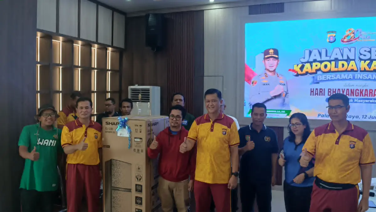 Penyerahan hadiah jalan sehat yang digelar Polda Kalteng bersama insan pers menyambut Hari Bhayangkara ke 80, Jumat (12/6).(dodi/radarsampit)