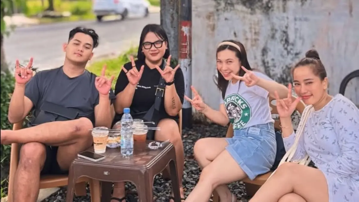 Sejumlah pemuda nongkrong sambil menikmati kopi di salah satu kedai ada di kota sampit. (Brima/Radar Sampit)