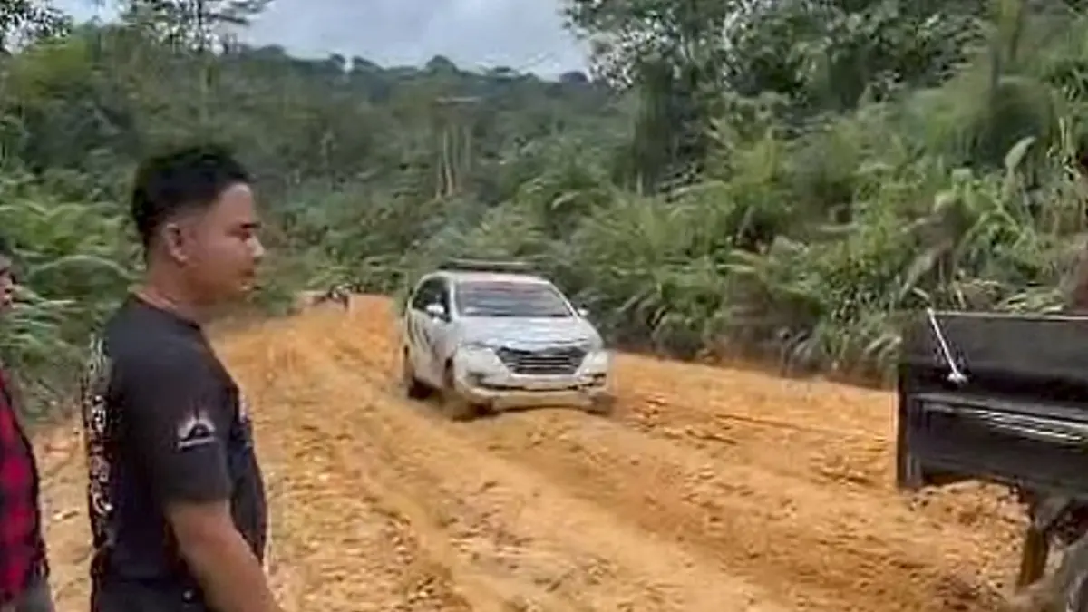 Tangkapan layar video rekaman warga kerusakan jalan poros Tumbang Kalang, Kecamatan Antang Kalang, Kabupaten Kotawaringin Timur. (Warga/Radar Sampit)&nbsp;