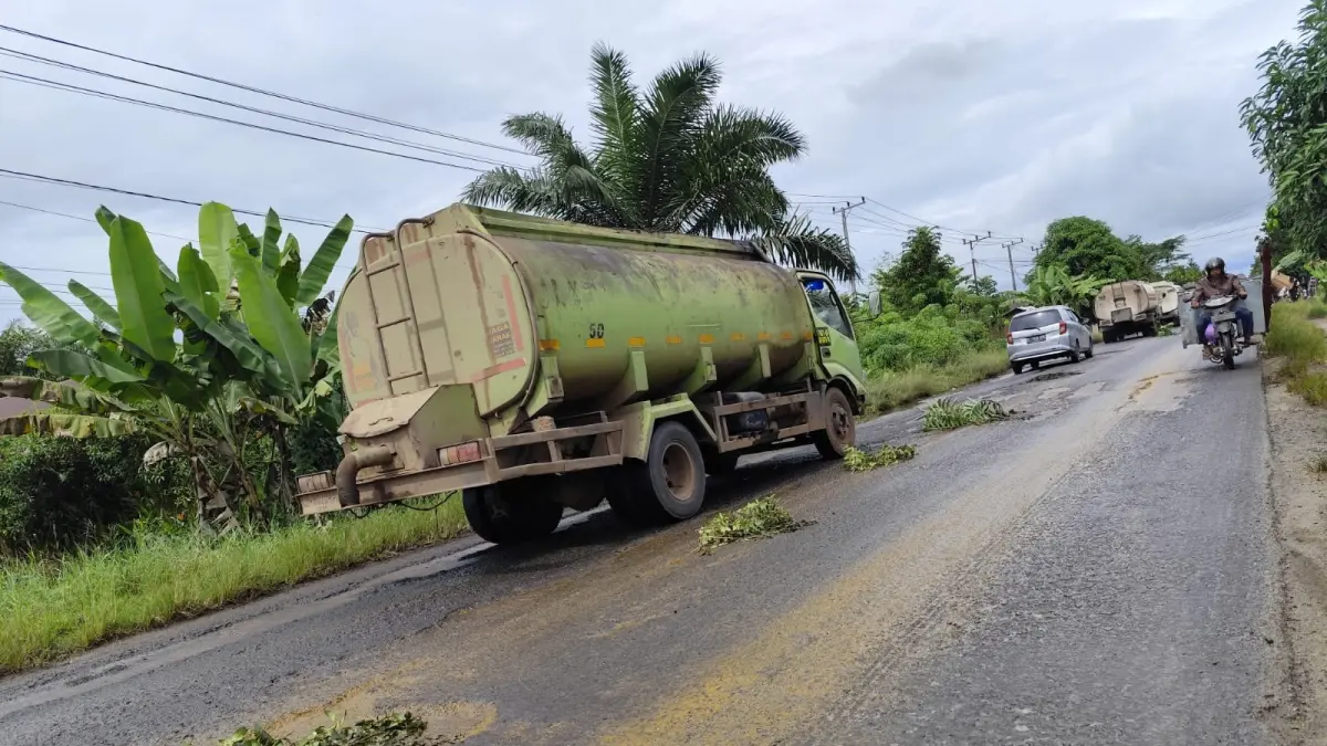 Tumpahan minya kelapa sawit mentah (CPO) mencemari Jalan HM Arsyad Eka Bahurui - Bagendang, Jumat (12/6/2026). (Warga/Radar Sampit)&nbsp;