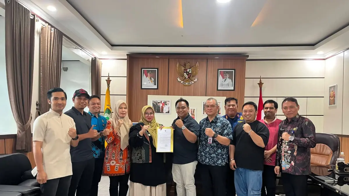 Wakil Bupati Kotim, Irawati, menerima kunjungan dan silaturahmi asosiasi peternak ayam petelur dan ayam ras potong di ruang kerjanya, Kamis (11/6).  (Ist)