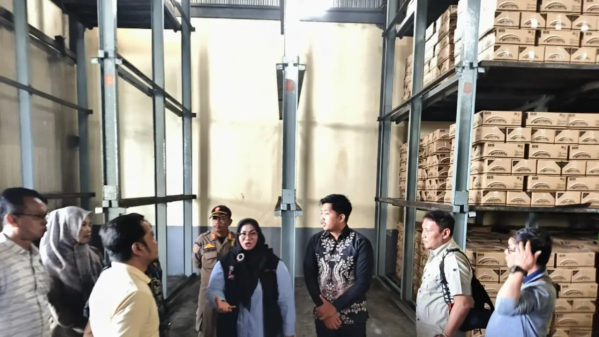 Wakil Bupati Kotim, Irawati, saat melakukan sidak ke pabrik pengolahan minyak goreng PT Sukajadi Sawit Mekar (SSM) di kawasan Bagendang, Kecamatan Mentaya Hilir Utara, Jumat (12/6).  (Akbar/Radar Sampit)