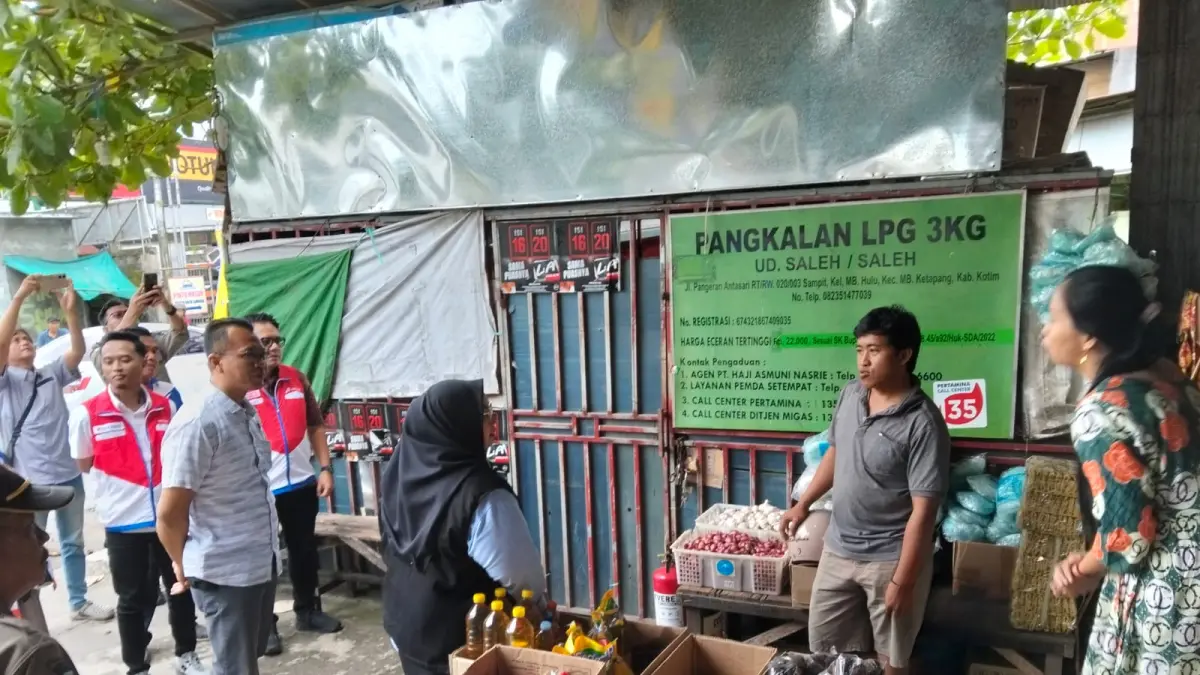 Wakil Bupati Kotim, Irawati, saat melakukan sidak ke sejumlah pangkalan LPG, Jumat (12/6).  (Akbar/Radar Sampit)