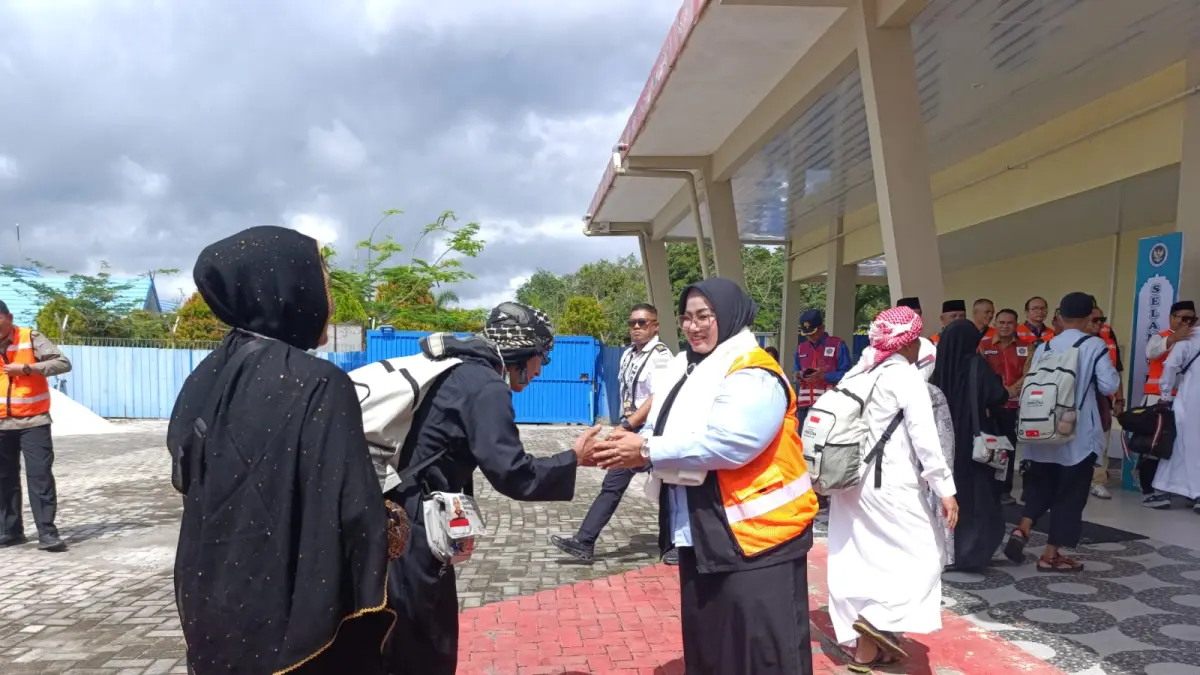 Wakil Bupati Kotim, Irawati, saat menyambut kepulangan trip pertama jemaah haji asal Kabupaten Kotim yang tiba di Bandara Haji Asan Sampit, Jumat (12/6).  (Akbar/Radar Sampit)