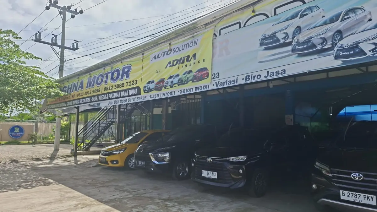 Jejeran mobil yang terparkir di Showroom Aghna Motor di Jalan Tjilik Riwut Sampit, Kabupaten Kotim.  (Akbar/Radar Sampit)