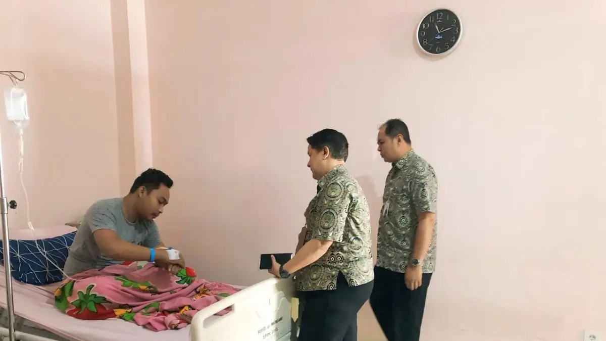 Kepala BPJS Kesehatan Cabang Sampit Iwan Kurnia sedang menjenguk pasien di fasilitas Kesehatan.&nbsp;