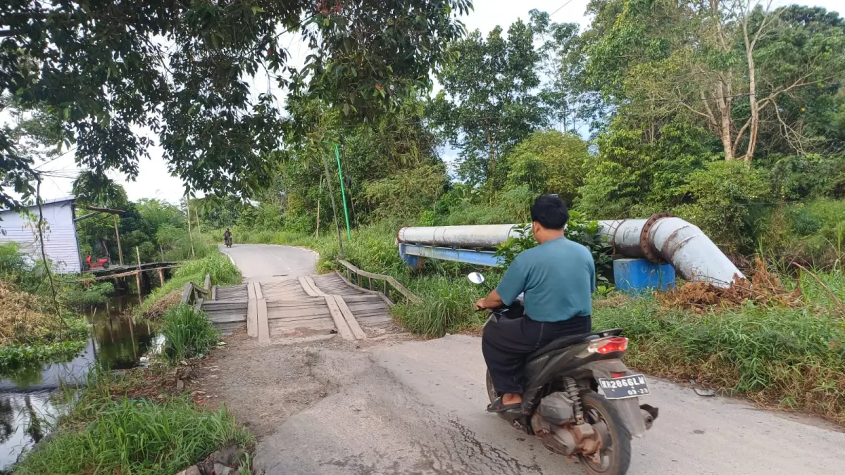 Kondisi jembatan di Jalan Walter Condrat Sampit yang memprihatinkan dan rawan mengakibatkan kecelakaan. (Usay Nor Rahmad/Radar Sampit) 