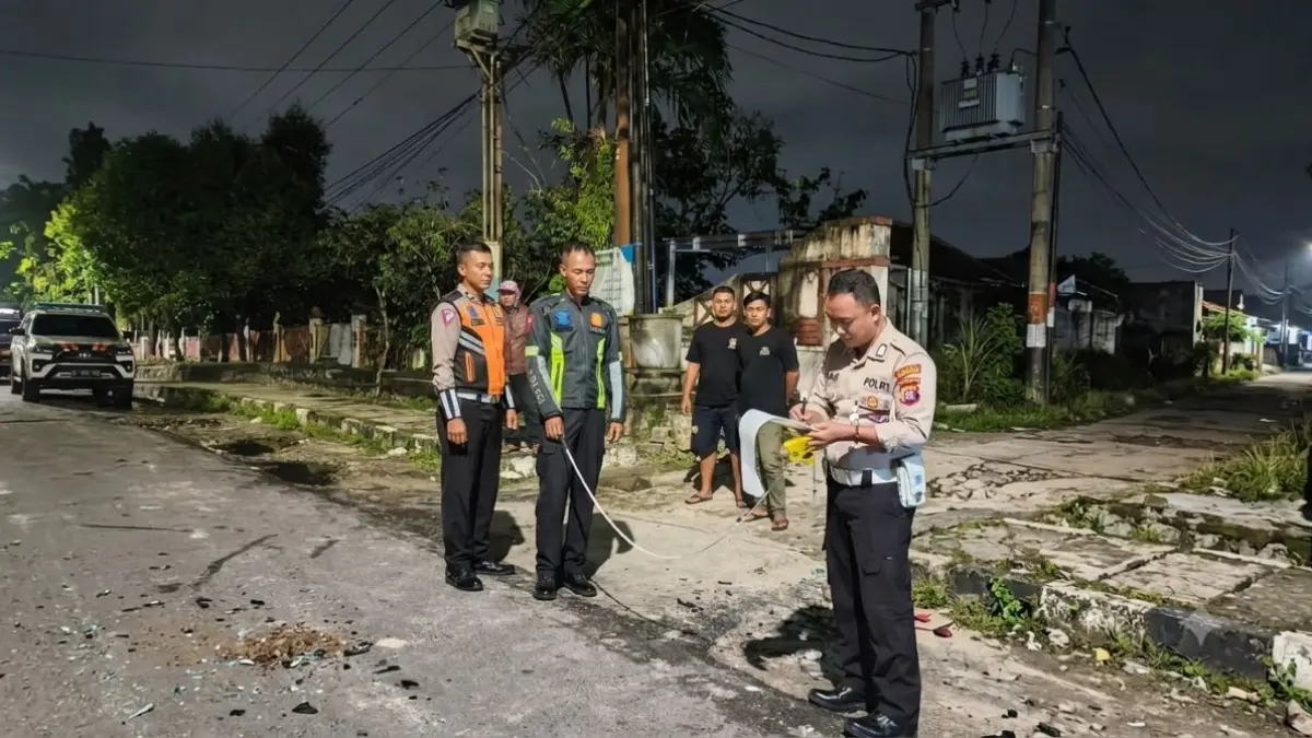 OLAH TKP : Petugas Satlantas Polres Kobar melaksanakan olah TKP kecelakaan maut yang melibatkan sepeda motor dan dump truk di depan TPU Sekip Jalan Pangeran Diponegoro, Pangkalan Bun, Sabtu (13/6/2026) dini hari. FOTO: IST/RESTORASI/RADARSAMPIT