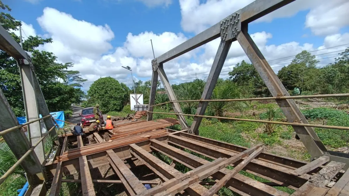 Pembongkaran kayu lamayang dijadikan lantai jembatan, pengerjaan perbaikan hari ketiga jembatan di Jalan Kapten Mulyono Sampit, &nbsp;Sabtu (13/6/2026). (Usay Nor Rahmad/Radar Sampit)&nbsp;