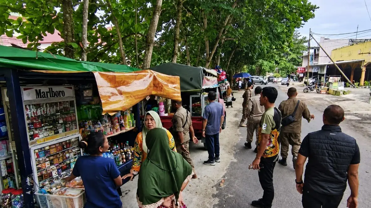 RELOKASI PKL: Pedagang sudah menempati lokasi relokasi PKL di jalan Sudirman SH, samping RSUD Sultan Imanuddin (RSSI) Pangkalan Bun, Jumat (12/6/2026). FOTO: IST/RADAR SAMPIT 