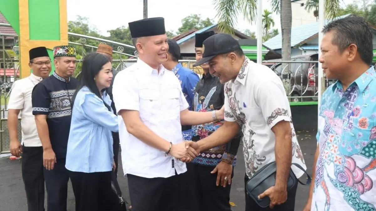SALAMAN : Bupati Gumas Jaya Samaya Monong ketika bersalaman dengan Kepala Diskominfosantik Ihromi Dharma Putra dalam suatu kegiatan, belum lama tadi. FOTO: DISKOMINFO SANTIK GUMAS/RADAR SAMPIT