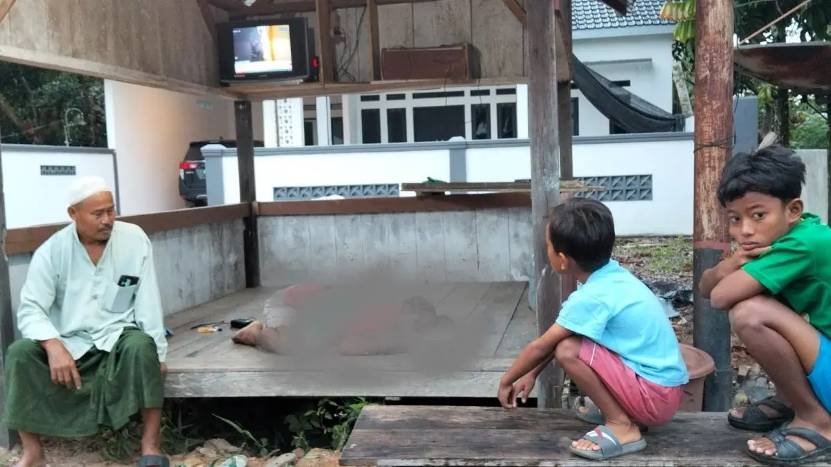 TEMUAN: Jenazah Ahmad Ruhiyat (49) yang meninggal dunia di Poskamling sebelum dievakuasi petugas, Jumat (12/6/2026). FOTO: IST/RADAR SAMPIT 