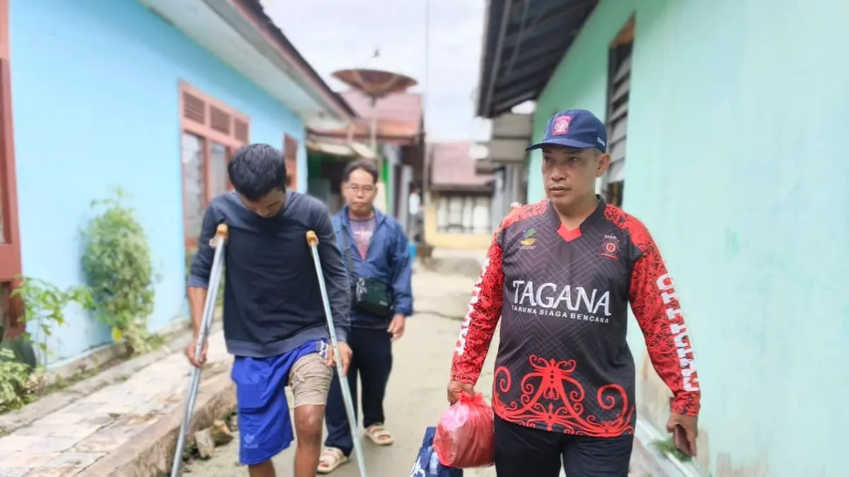 TERLANTAR: Petugas Dinsos Kobar menjemput S, korban kecelakaan kerja yang ditemukan terlantar di Kelurahan Kumai Hilir, Kecamatan Kumai, Sabtu (13/6/2026). FOTO: DINSOS KOBAR/RADAR SAMPIT