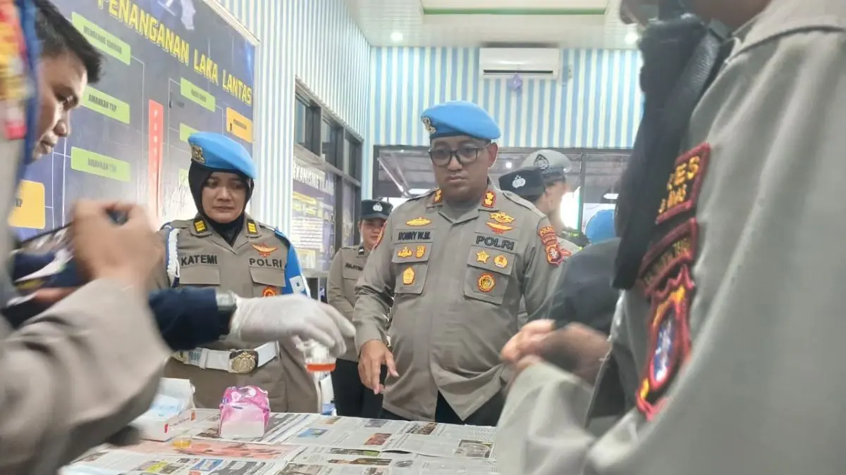 TES URINE : Suasana pelaksanaan tes urine bagi seluruh personel Polres Gumas yang dilakukan oleh Tim Subbidprovos Bidpropam Polda Kalteng, Jumat (12/6/2026). FOTO : PROPAM POLRES GUMAS/RADAR SAMPIT