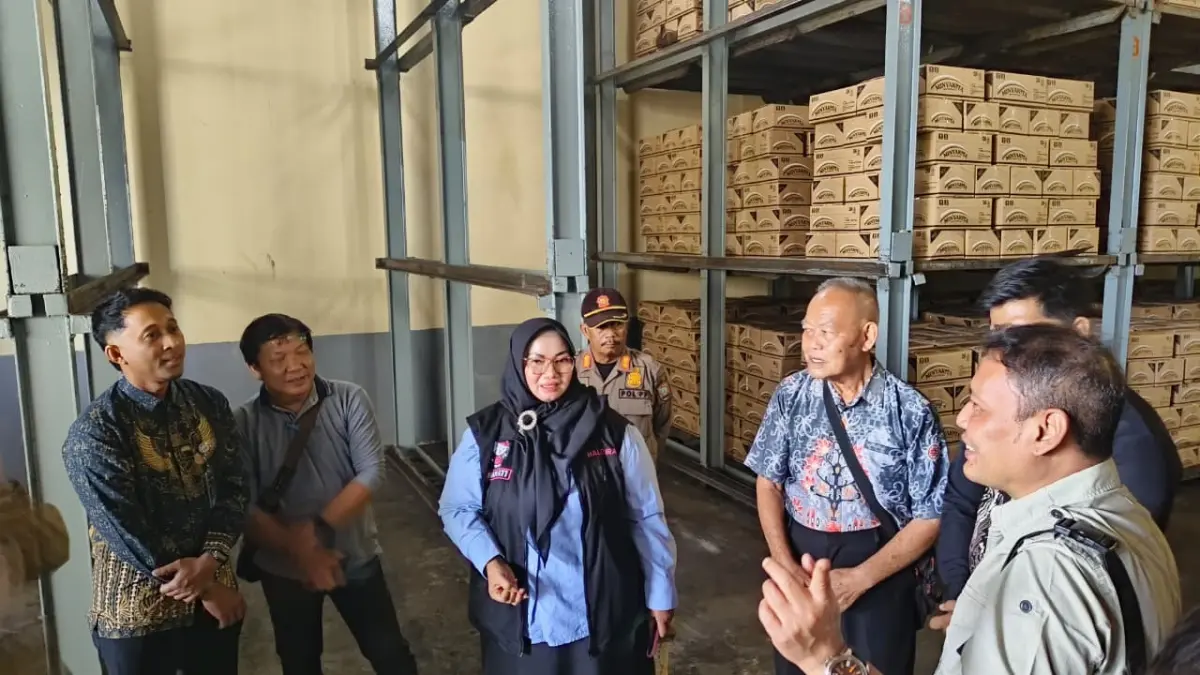 Wakil Bupati Kotim, Irawati, saat melakukan sidak ke pabrik pengolahan minyak goreng PT Sukajadi Sawit Mekar (SSM) di kawasan Bagendang, Kecamatan Mentaya Hilir Utara, belum lama ini.   (Akbar/Radar Sampit)