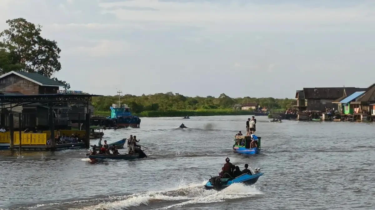 Aktivitas warga di Sungai Jelai, Kabupaten Sukamara (dok)