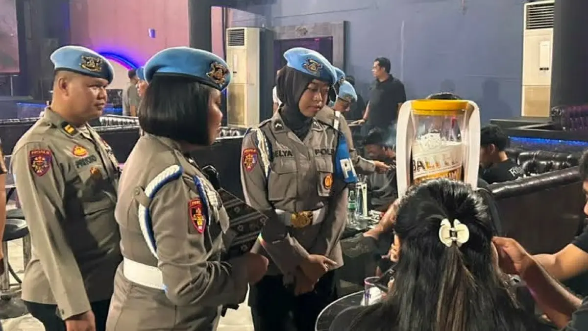 Anggota Propam Polresta Palangka Raya saat melaksanakan razia dan pemeriksaan di sejumlah THM di Kota Palangka Raya, Sabtu (13/6) malam.(istimewa/Polresta)