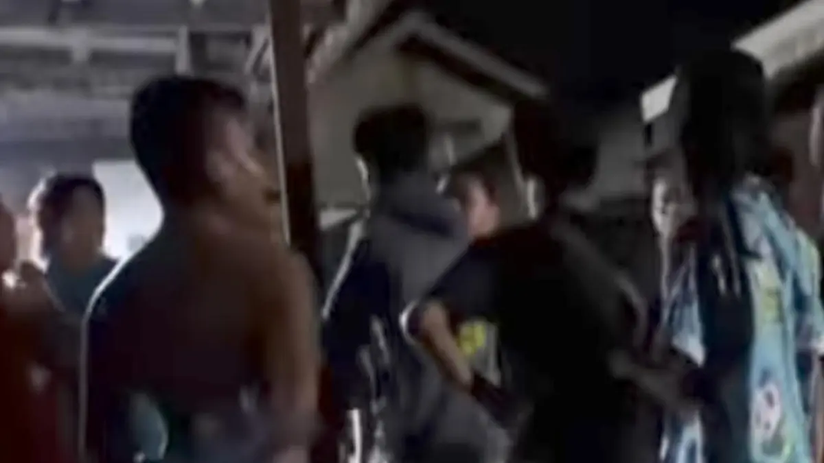 Detik-detik penangkapan tersangka pencurian di Kampung Jawa, Jalan MT Haryono Sampit, Sabtu malam (13/6/2026). (Rekaman video amatir warga/Radar Sampit)&nbsp;