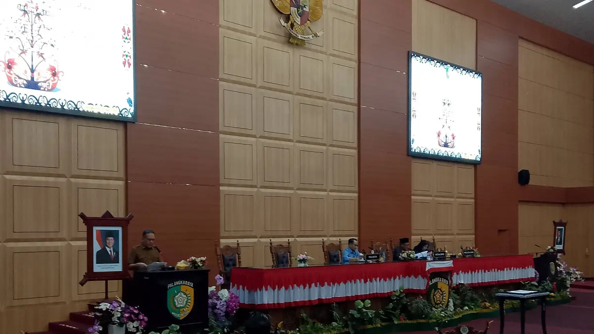 Khemal Nasery (berdiri di podium) menyampaikan laporan pada rapat paripurna beberapa waktu lalu.(dok)
