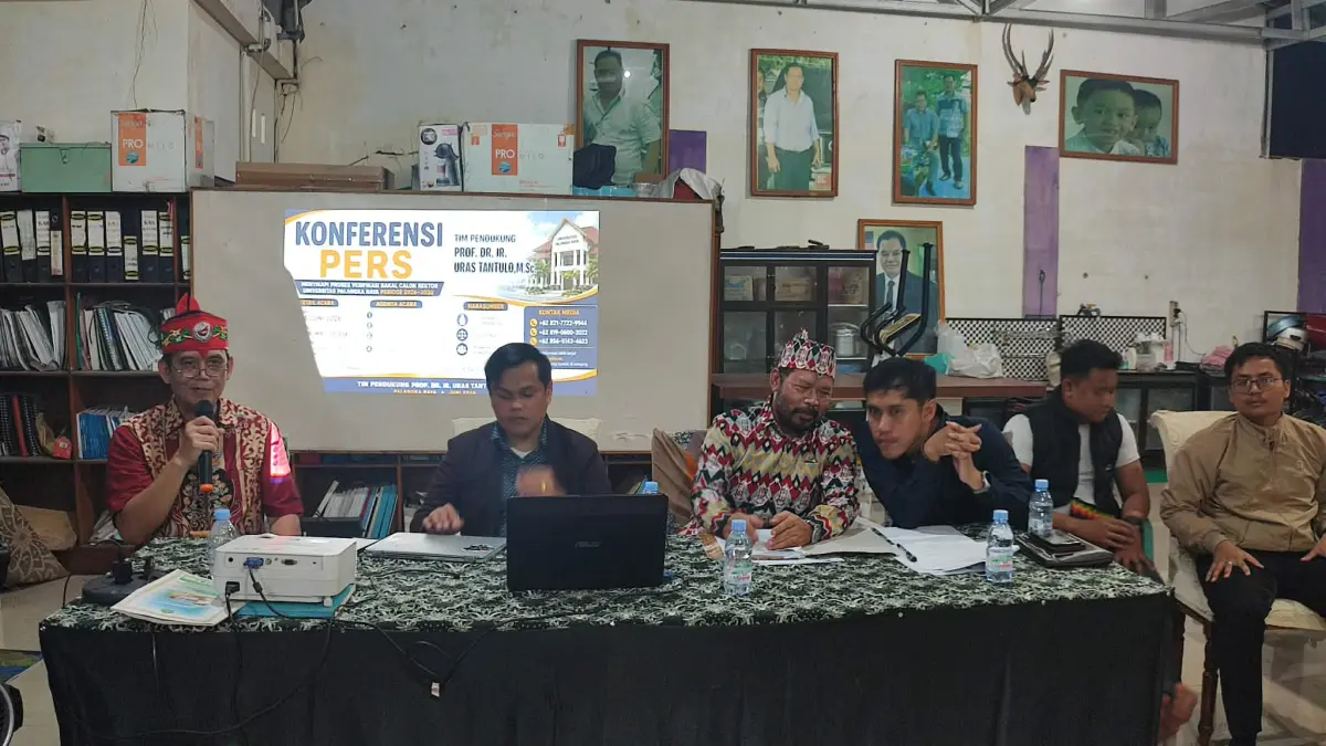 Prof Dr Ir Uras Tantulo MSc saat menjelaskan terkait langkahnya dalam hal pemilihan Rektor Universitas Palangka Raya (UPR) periode 2026–2030.(dodi/radarsampit)