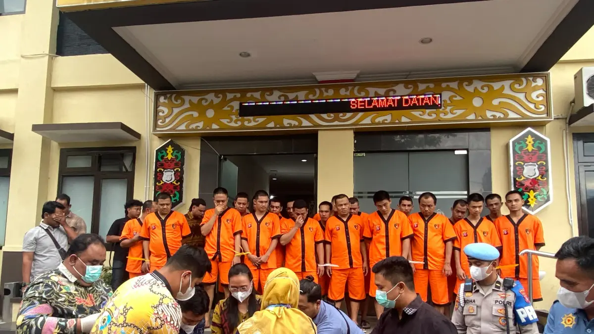 Situasi pemusnahan barang bukti narkotika di Mapolda Kalteng, yang turut disaksikan puluhan tersangka, Sabtu (13/6). (dodi/radarsampit)