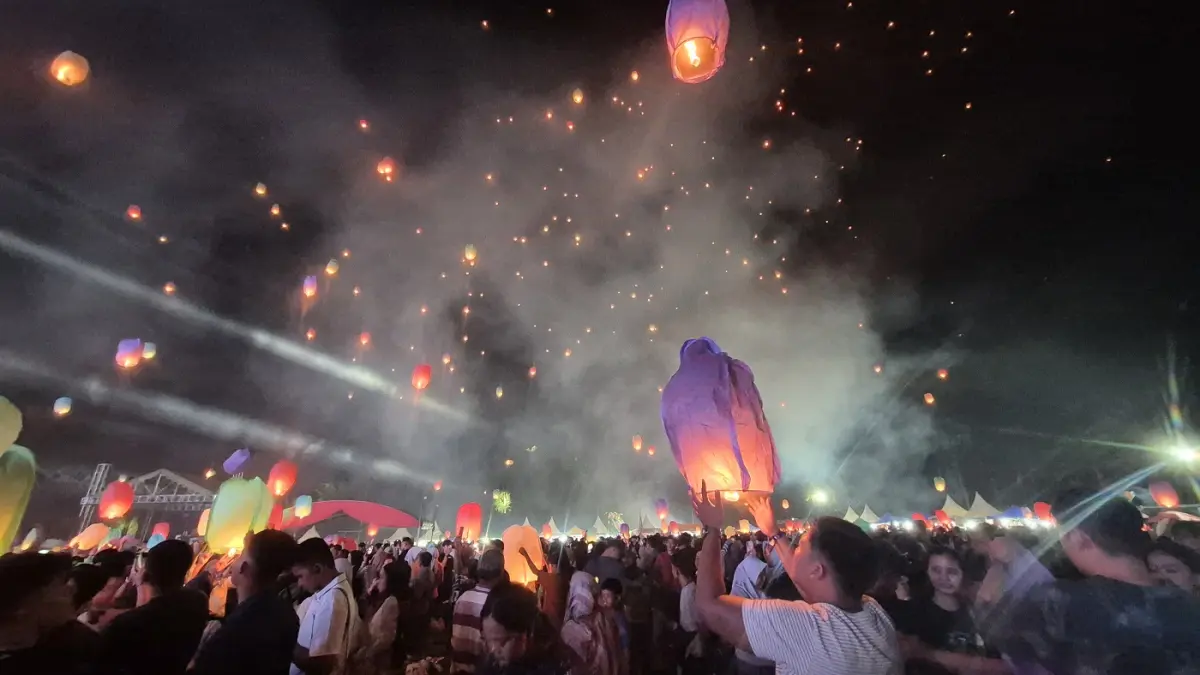 Suasana pelepasan ribuan lampion oleh warga yang memadati pusat festival di Desa Sumber Mulya, Kecamatan Bulik, Kabupaten Lamandau, Sabtu (13/6) malam.(ria/radarsampit)