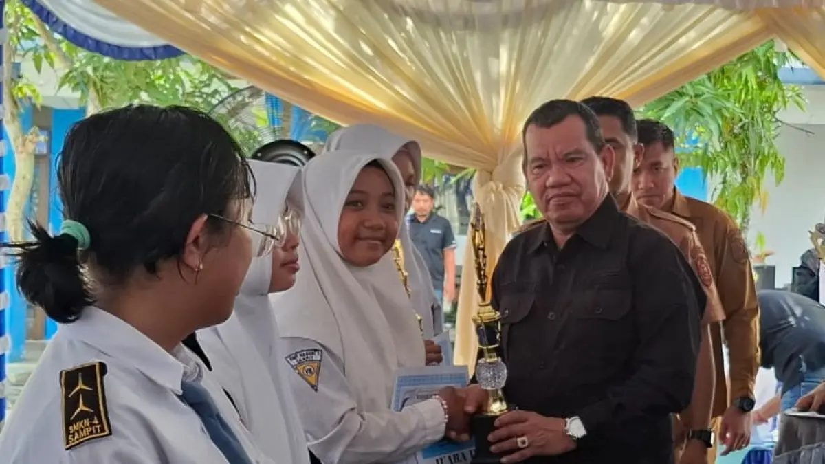 Wakil Ketua DPRD Kotim Juliansyah saat memberikan apresiasi kepada sejumlah pelajar berprestasi, dalam lomba menulis surat untuk Bupati Kotim 2026, bulan Mei lalu.(dok/rado/radarsampit)