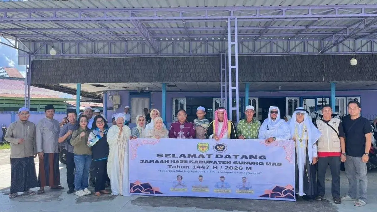 BERSAMA : Asisten I Setda Gumas Ruby Haris saat berfoto bersama dengan jamaah haji yang baru saja tiba di Masjid Nurul Yaqin Kuala Kurun, Minggu (14/6/2026). FOTO : DISKOMINFO SANTIK GUMAS/RADAR SAMPIT