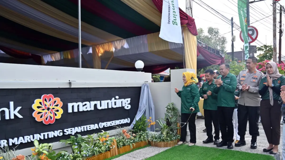 Bupati Kobar saat meresmikan perubahan nama BPR Marunting Sejahtera (Syamsudin/Radar Sampit)