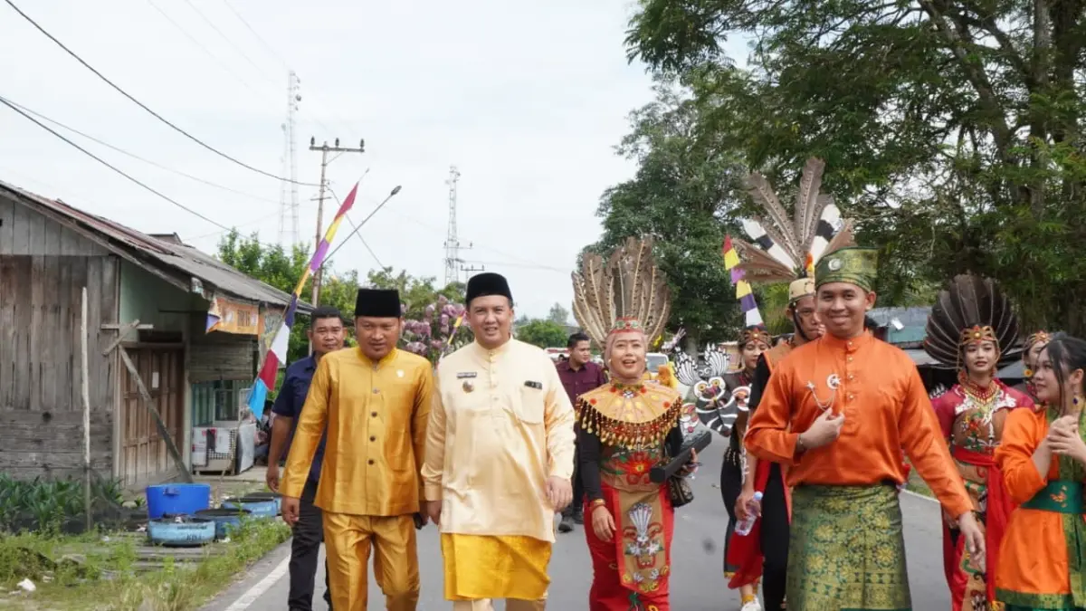 Bupati Lamandau Rizky Aditya Putra saat ikut berbaur dengan iringan pawai budaya peringatan HUT ke 423 Kutaringin.(istimewa)