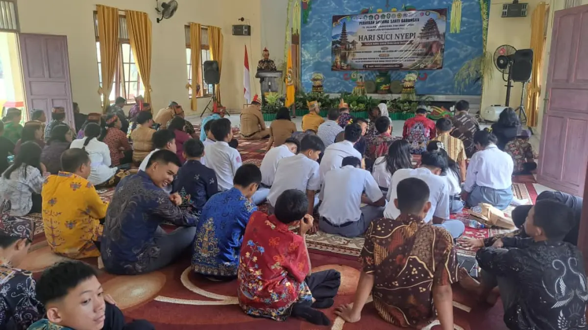 Kepala Bidang Bimbingan Masyarakat Hindu Kanwil Kemenag Kalimantan Tengah, I Made Adnyana, saat menghadiri Dharmasanti Nyepi Tahun Baru Saka 1948 di Balai Basarah Penyang Hatampung Sampit, Senin (15/6).   (Istimewa/Radar Sampit)