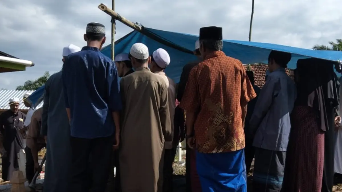 Pemakaman Muhammad Zaini di TPU Bungur, Kelurahan Baru, Kecamatan Arsel, Kabupaten Kotawaringin Barat, Senin 15 Juni 2026.